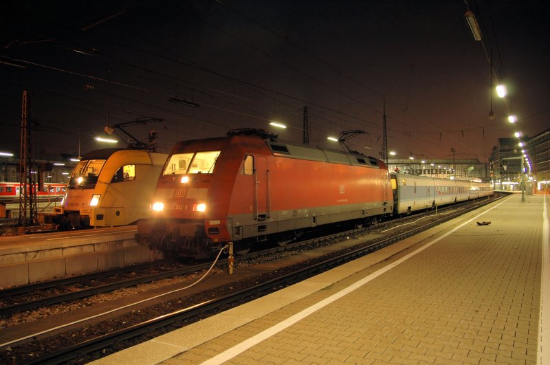 101 052 am 19.09.09 vor dem Nachtzug nach Berlin in M�nchen Hbf