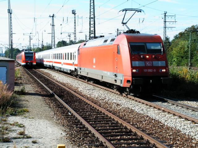 101 052 bringt einen EC aus Paris. Aufgenommen in Mnchen Pasing.