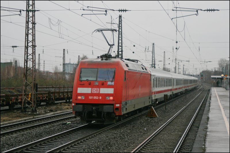 101 052 schiebt den InterCity 2257, von Kln Hauptbahnhof ber Eisenach nach Berlin-Gesundbrunnen. Aufgenommen am 05.01.08 am Haltepunkt Bochum-Ehrenfeld.