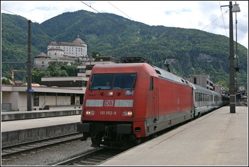 101 052 wartet mit dem EC 88  LEONARDO DA VINCI , von Milano Centrale nach M�nchen, auf die Weiterfahrt. Im Hintergurnd befindet sich Wahrzeichen der Stadt Kufstein. (28.06.07)