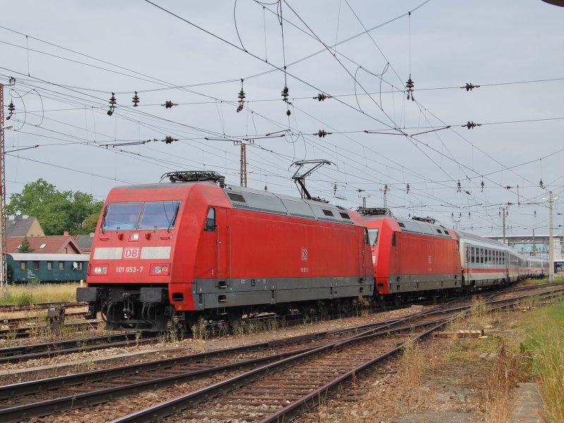 101 053 + 101 127 bringen den EC22 am 03.06.2007 von Wien nach Dortmund. Das 101-Doppel an diesem Zug ist sonntags planm�ssig.
Da ein 101-Tandem in �sterreich verboten ist, l�uft die zweite Maschine kalt mit.Zu sehen ist der Zug beim Ausfahren aus Wels.