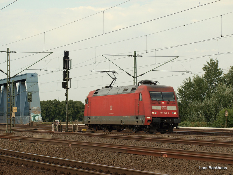 101 053-7 ist am 20.08.09 als Lz auf dem Weg von Hamburg-Langenfelde nach Hamburg-Harburg. Kurze Zeit sp�ter polterte sie wieder Lz Richtung Norden. Aufgenommen an den S�derelbbr�cken.