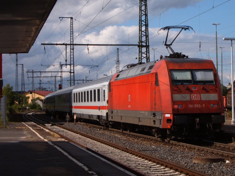 101 053-7 fhrt am 28.06.07 mit IC 2161 von Karlsruhe HBF nach Nrnberg HBF aus dem Aalener Bahnhof.