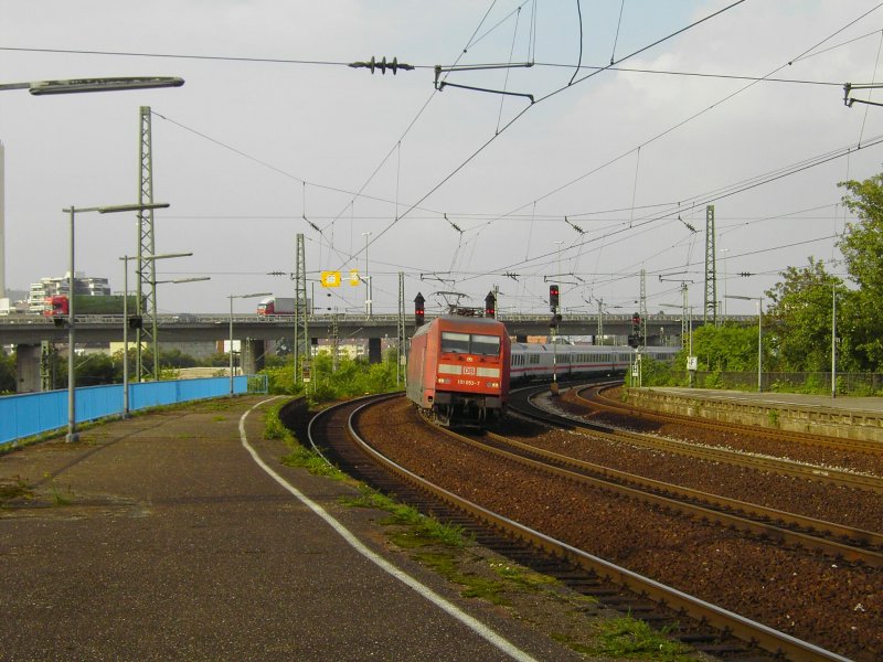 101 053-7 fhrt mit ihrem IC durch den HBF von Ludwigshafen am Rhein in Richtung Mannheim HBF