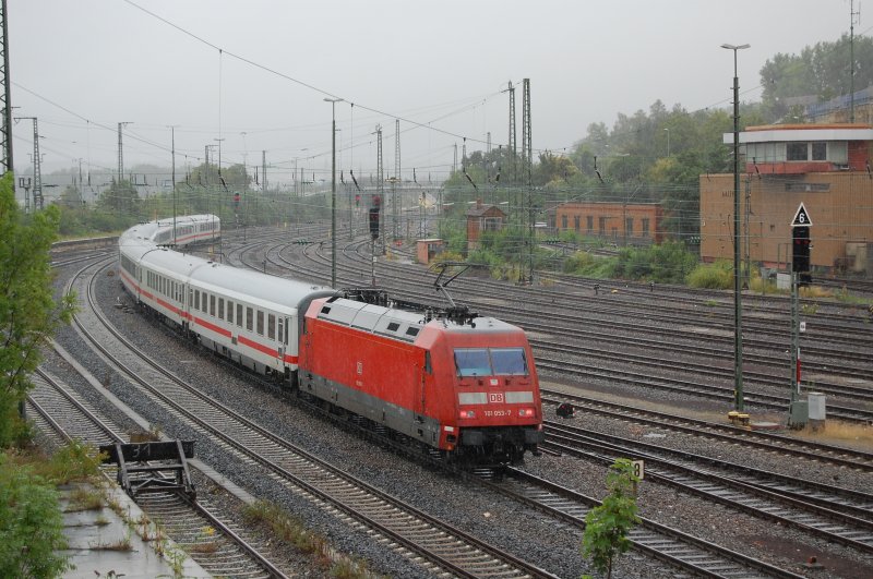 101 053-7 schiebt am 08.08.07 den IC 2065 von Karlsruhe HBF nach Nrnberg HBF, hier bei der Ausfahrt des Aalener Bahnhofs.