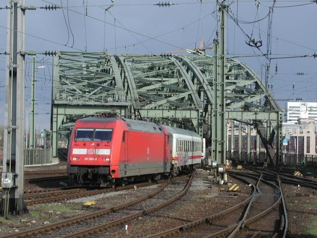 101 053 fhrt mit einem IC in den Klner Hauptbahnhof ein; 04.04.2004