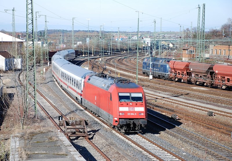 101 054-5 fhrt mit IC 2066 in Aalen ein. Der Zug fuhr weiter nach Karlsruhe Hbf. Aufgenommen am 06.03.08