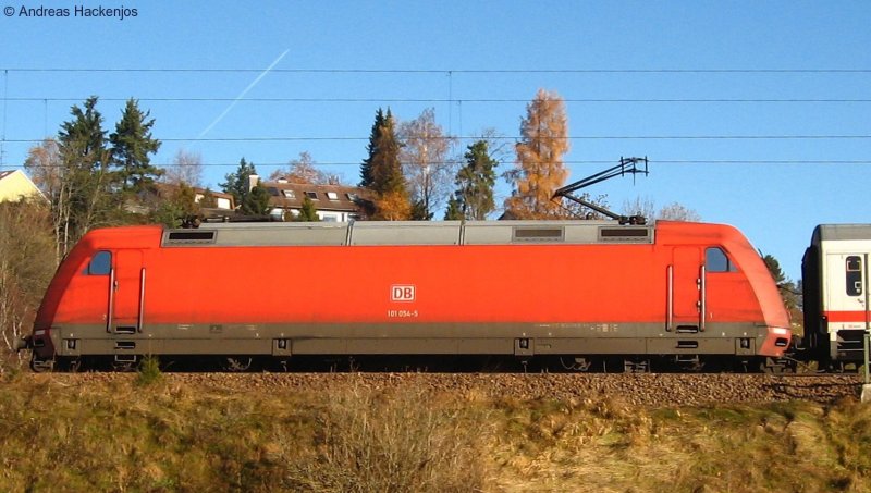 101 054-5 mit dem IC 2006 (Konstanz-Dortmund) am km 69,8 15.11.08