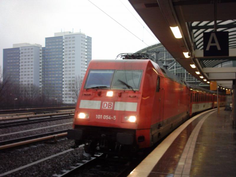 101 054-5 mit einem EC in Berlin Ostbahnhof am 10.02.05