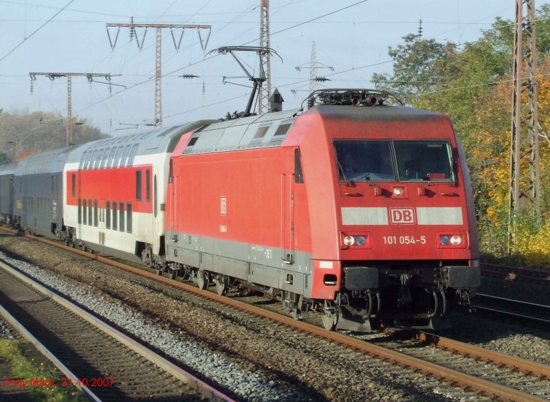 101 054 fhrt am Morgen des 31.10.2007 mit einem City Night Line Mixzug in Richtung Essen Hbf. (Aufnahme in Essen-Frohnhausen)