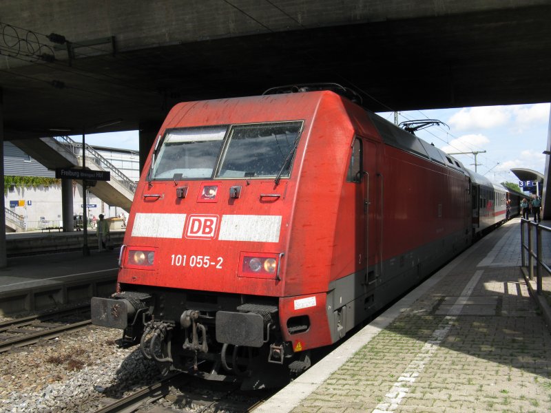101 055 mit EC 7 von Hamburg-Altona nach Chur.Am 28.07.09 in Freiburg(Breisgau)Hbf.