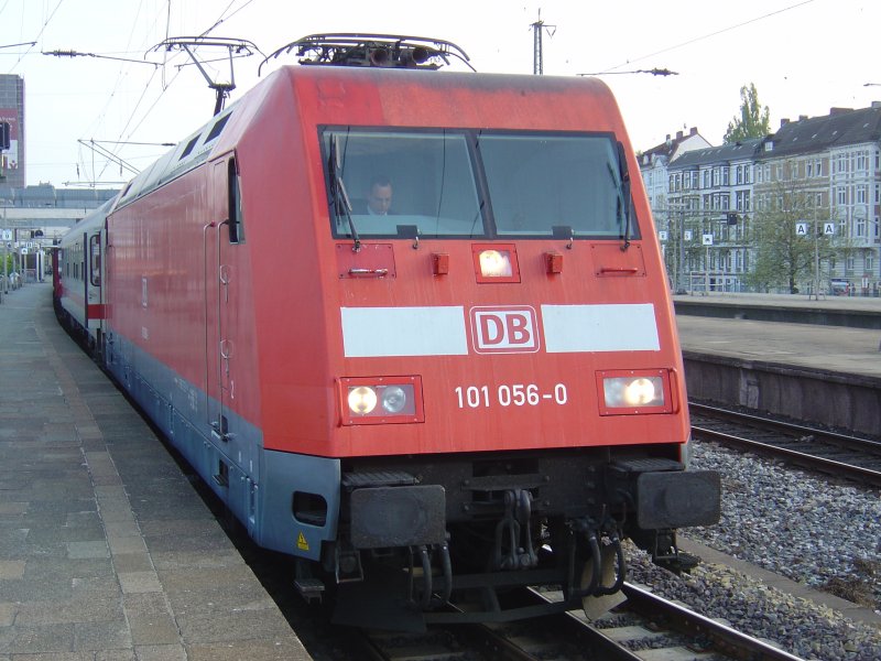101 056-0 abfahrbereit vor IC 2175 Hamburg-Hannover. Aufgenommen am 23.4.2007 in Hamburg-Altona.