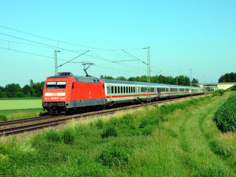 101 056 mit IC am 8.6.07 kurz nach Plattling auf dem Weg nach Hamburg Altona.