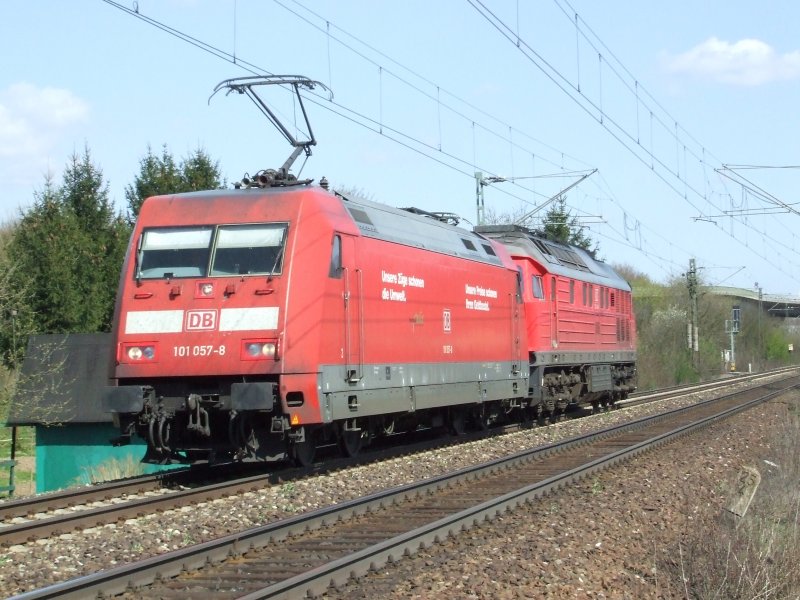 101 057-8 als berfhrungsfahrt mit einer 234 kurz vor Plochingen am 06.04.2007