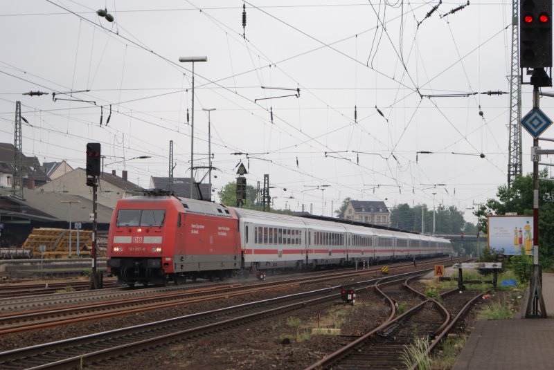 101 057-8 mit einem Inter City bei der Abfahrt in Solingen Hbf,17.05.2008