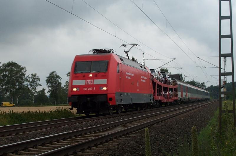 101 057-8 mit einem vollen Autotransporter und SBB- und BB-Wagen kurz vor dem Bahnhof Kps. 30.07.05.
 