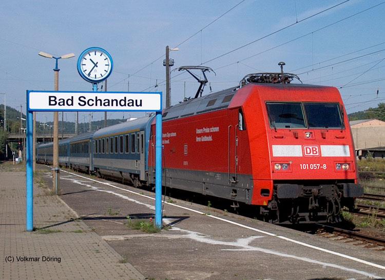 101 057 hat den EC 171 Berlin-Budapest bis zum Grenzbahnhof Bad Schandau gebracht, wo er von einer tschechischen Zweisystem-E-Lok BR 371 bernommen wird. (07.09.2003)
