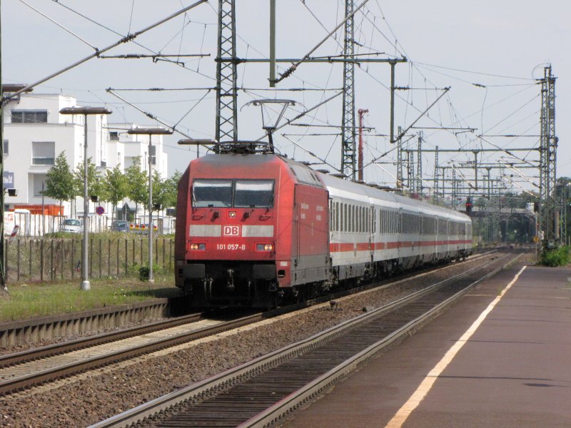 101 057 mit IC 2112 von Stuttgart nach Hamburg-Altona am 06.08.09 in Bingen(RHEIN)Stadt.