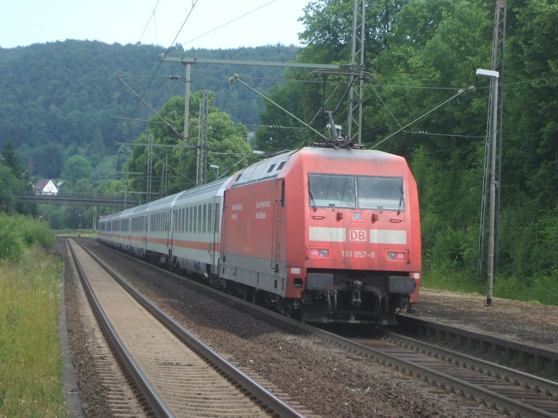 101 057 mit IC am 7.6.2008 bei der Durchfahrt von Freden
