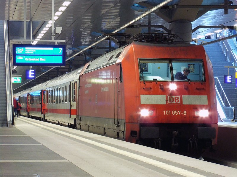 101 057 mit InterCity nach Ostseebad Binz, am 06.01.2007 in Berlin HBF (Tief).