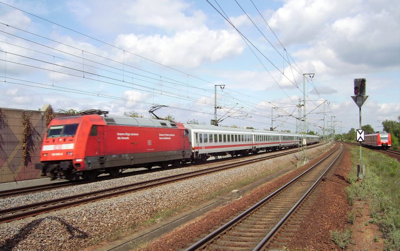 101 058-6 fhrt mit IC 2015 Emden - Stuttgart Hbf durch Neuluheim. 25.08.08