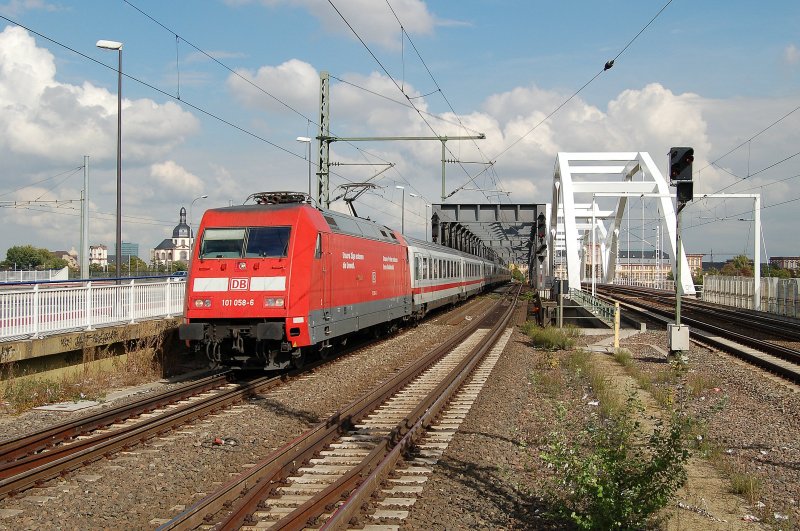 101 058-6 mit IC fhrt in Ludwigshafen Mitte Richtung Worms. 26.09.2007