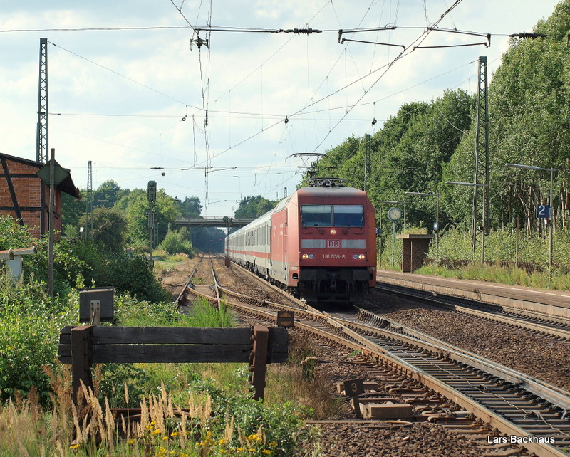 101 058-6 rast am 16.08.09 mit dem IC 2377 Ostseebad-Binz - Karlsruhe Hbf durch Radbruch Richtung Hannover und dann �ber Alfeld (Leine), Kreiensen und Northeim (Hann.) Richtung G�ttingen.