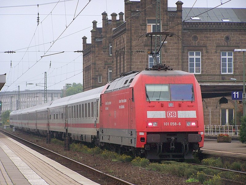 101 058-6 schiebt ihren InterCity aus Minden(Westf) herraus in Richtung Hamm(Westf) u. Ruhrgebiet. 02.10.07