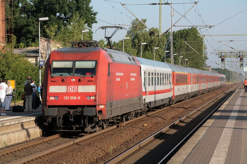 101 058-6 zieht den EC 173 von Hamburg nach Wien Sdbahnhof, hier bei der Einfahrt in den Bahnhof Ludwigslust mit bunt gewhltem Wagenpark. 26.06.2008