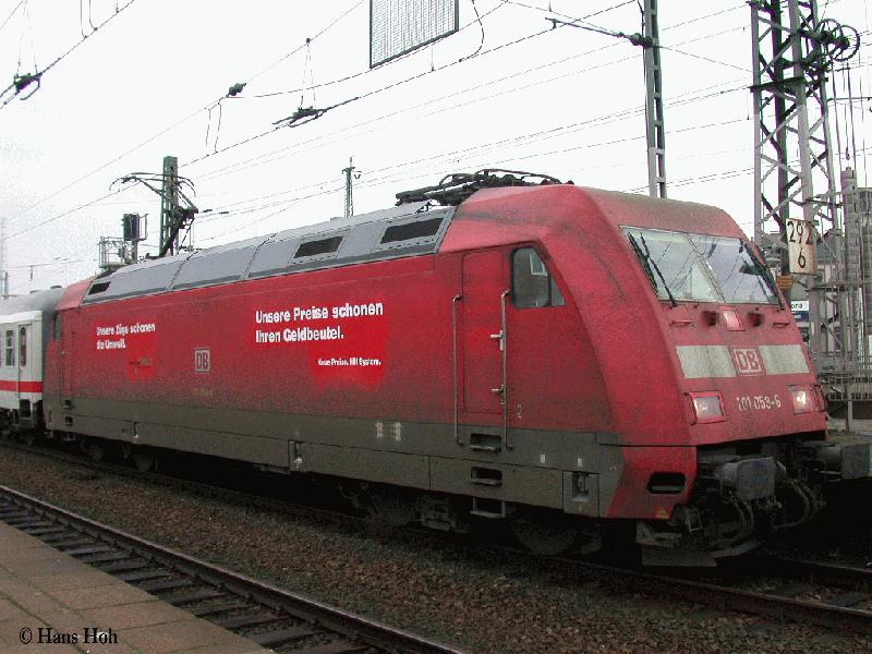 101 058 mit Werbung PEP fr das neue Tarifangebot der Deutschen Bahn. Nov. 2002 im Bf Hmb-Altona.
