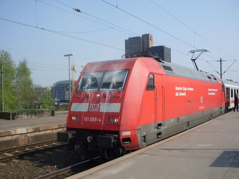 101 059-4 mit einem IC von Berlin nach Bad Bentheim der Lokf�hrer mag kein Fotografen kurz nach dem ich meine Kamera rausholte musste er unbedingt seine Scheiben bis zur ausfahrt s�ubern