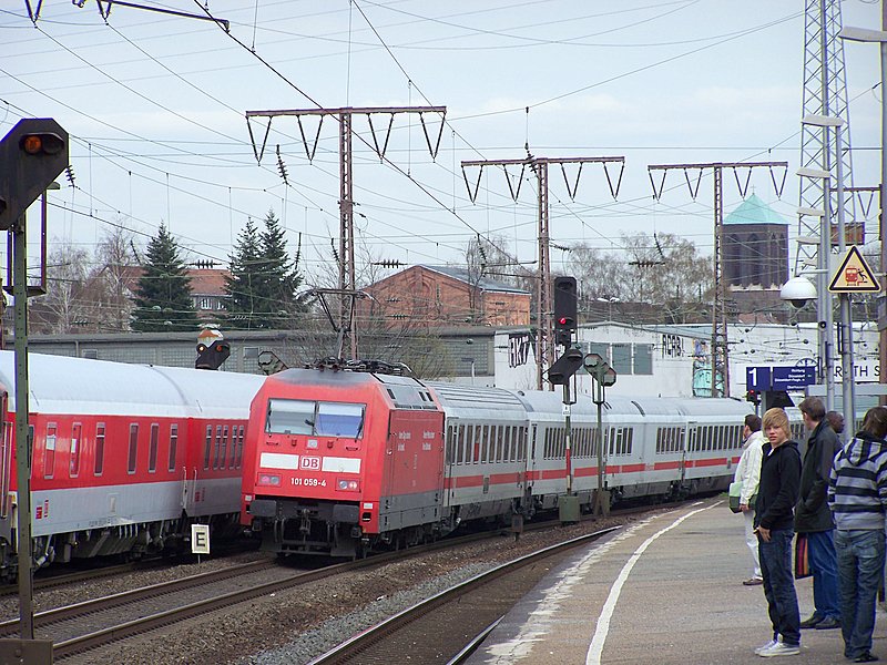 101 059-4 schiebt eine InterCity in Richtung Leipzig durch Essen-Fronhausen am 30.03.08. Daneben noch ein Autozug(wie ich vermute richtung Verona) gezogen von einer 115.