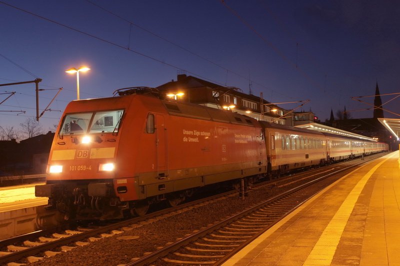 101 059-4 steht am Bahnsteig 2 in Schwerin mit dem IC nach Binz zur Abfahrt bereit. 12.01.2009