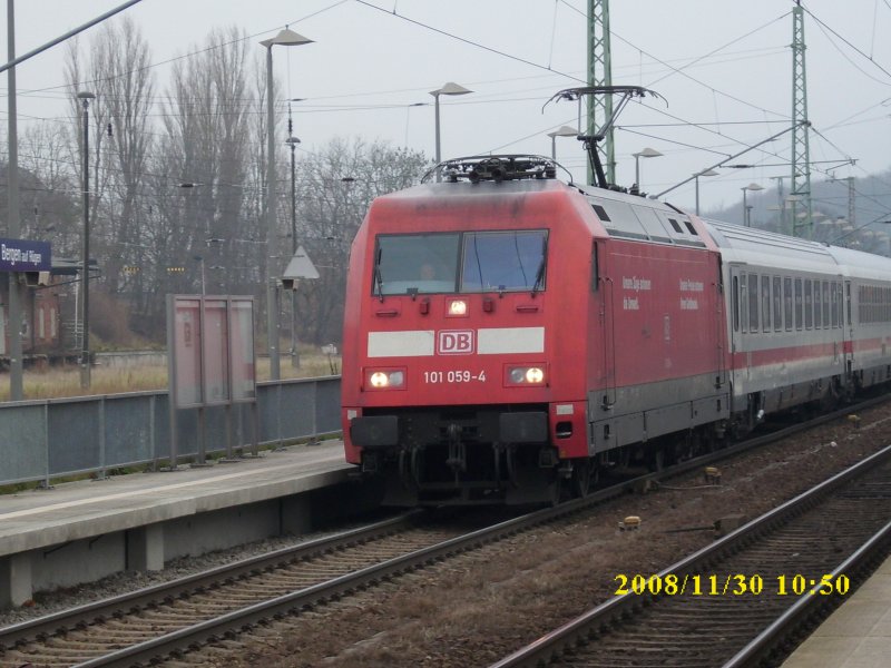 101 059 am 30.11.2008 mit dem IC 2213 Binz-Stuttgart beim 2mintigen Aufenthalt in Bergen/Rgen.