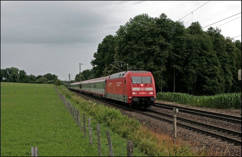 101 059 ist bei Vogl mit dem OEC 63, Mnchen Hbf - Budapest Keleti pu, nach Wien West unterwegs. (09.07.2008)