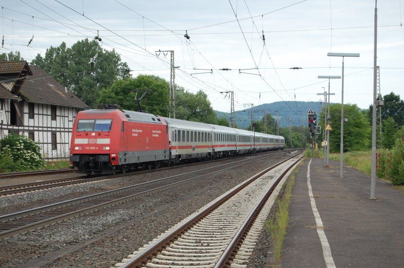 101 059 mit einem IC nac Karlsruhe am 6.6.2009, bei der Einfahrt in Kreiensen