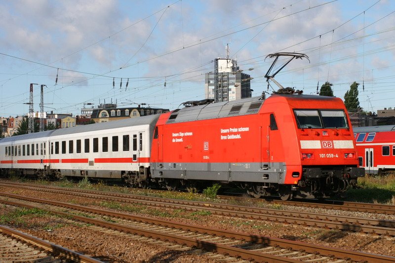 101 059 schiebt einen IC in denBahnhof Halle. 24.07.2007