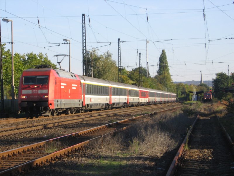 101 059 zieht den EC 100 Richtung Hamburg am 13.10.2007 bei Bonn-Mehlem.