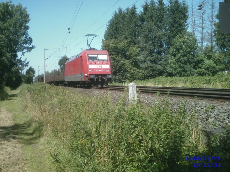 101 060-2 Hhe Peine mit Stahlleergterzug kurz vor Einfahrt in den Gterbahnhof Peine. Juli 2008