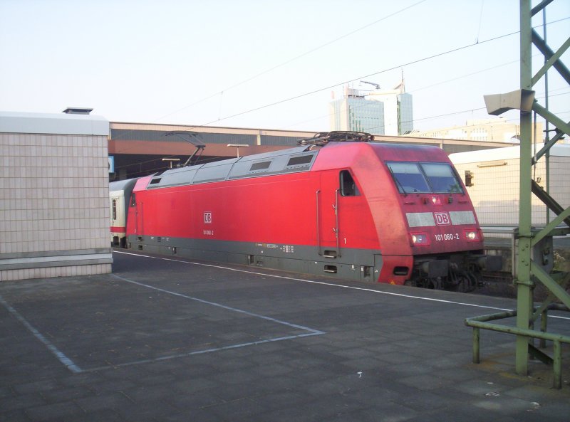 101 060-2 nach der Ankunft mit ihrem IC aus dem Ostseebad Binz in Dsseldorf Hbf am Abend des 21.07.2006