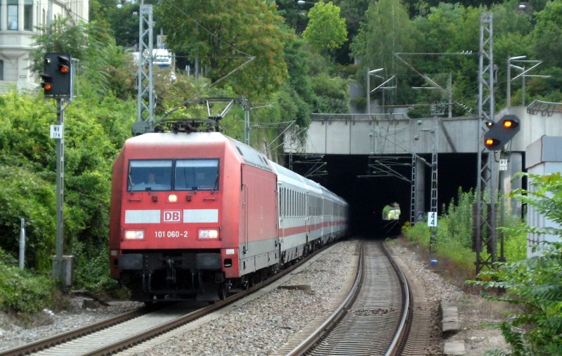 101 060-2 rast mit einem IC durch Stuttgart Feuerbach. 18. August 2008.
