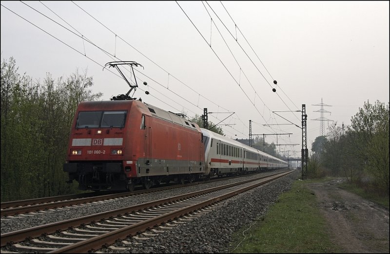 101 060 (9180 6101 060-2 D-DB) ist als Vorspannlok(?) vor dem IC 2112, Stuttgart Hbf - Hamburg-Altona, eingeteilt und durcheilt Dortmund-Derne. Am Haken hat die Lok 14 Reisezugwagen(!). Am Zugschluss...
