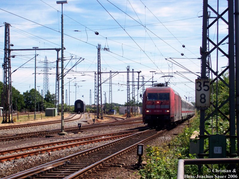 101 061-0 mit IC bei der Einfahrt in den Bahnhof Norddeich im Juni 2006.