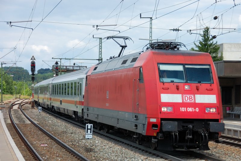 101 061-0 vor versptetem Intercity nach Mnchen. Deutlich besser Wetter herrscht hier in Amstetten (Wrtt) als bei uns in Bayern. (17.07.2008)