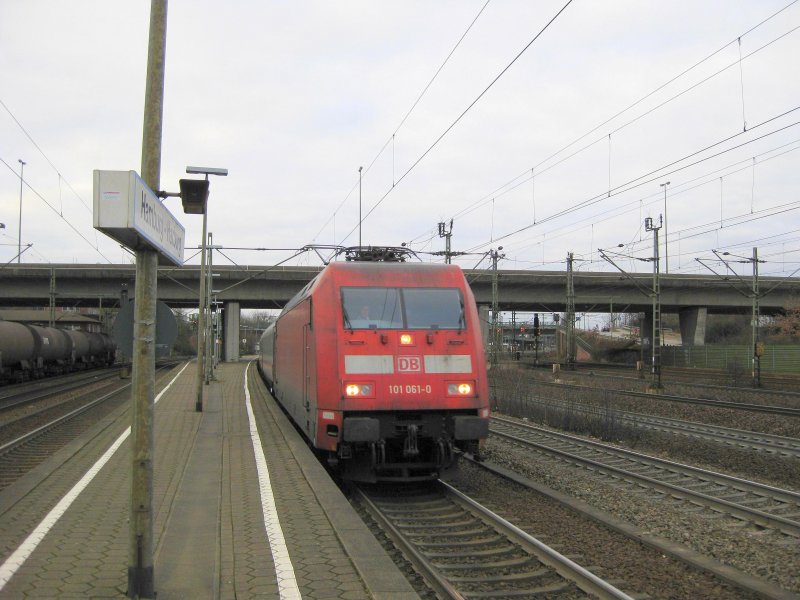 101 061-0 zieht am 31.01.09 den IC 2171 Westerland (Sylt) - Frankfurt (M) Hbf, der ausnahmsweise auf Gl.5 statt auf Gl.3 hielt, aus Hamburg-Harburg. 