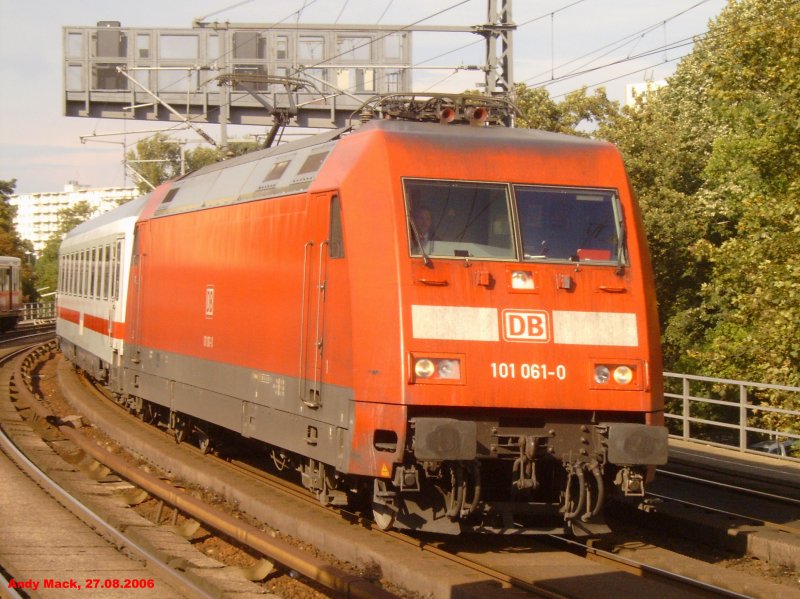 101 061 zieht einen IC am S-Bahn Hp Berlin Tiergarten in Richtung Zoo vorbei (27.08.2006)