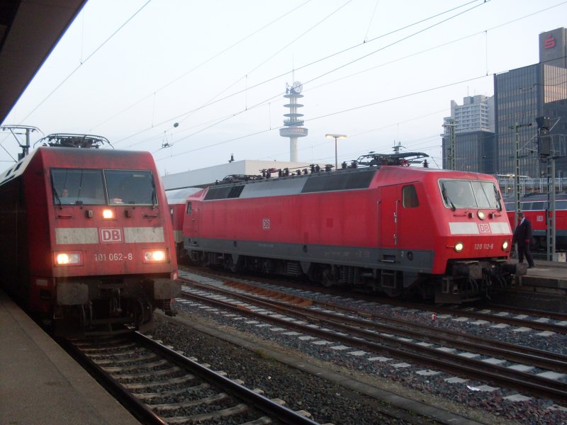 101 062-8 kam mit einem IC aus Hamburg Altona und fuhr jezt in die Abstellung. 120 112-8 hat gerade an den Nachtug 451 aus Paris und zog den Zug dann nach Berlin am andern Ende war der Zugteil nach Hamburg von Zrich mit 101 132