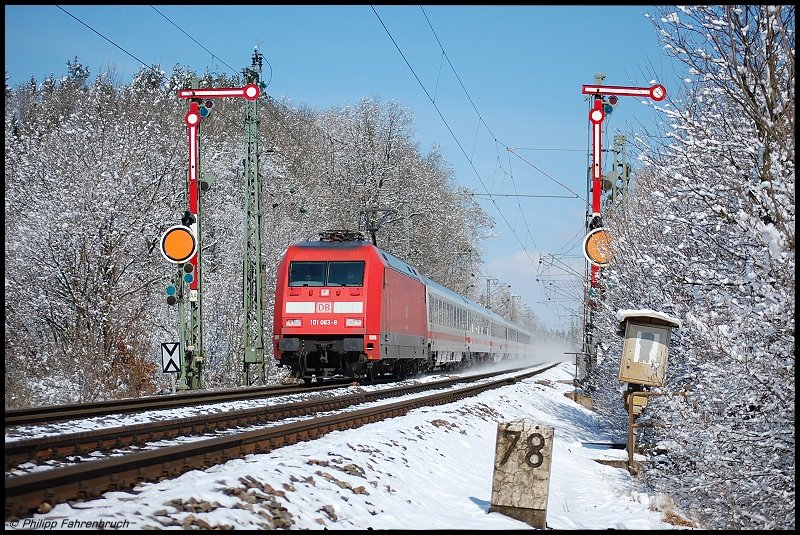 101 063-6 am winterlichen Morgen des 24.03.08 mit IC 2160 von Nrnberg Hbf nach Karlsruhe Hbf beim passieren der Goldshfer Doppelformsignaleinfahrt.