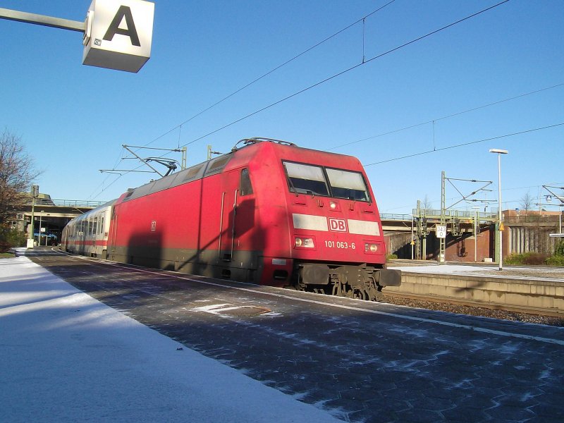 101 063-6 steht am 2.01.09 in einer leichten Schrglage mit IC 2373 Stralsund - Karlsruhe Hbf in Hamburg-Harburg auf Gl. 5.