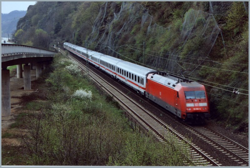101 063 schiebt einen InterCity richtung Sden. Aufgenommen im Sommer 2006 in Boppard-Hirzenach.